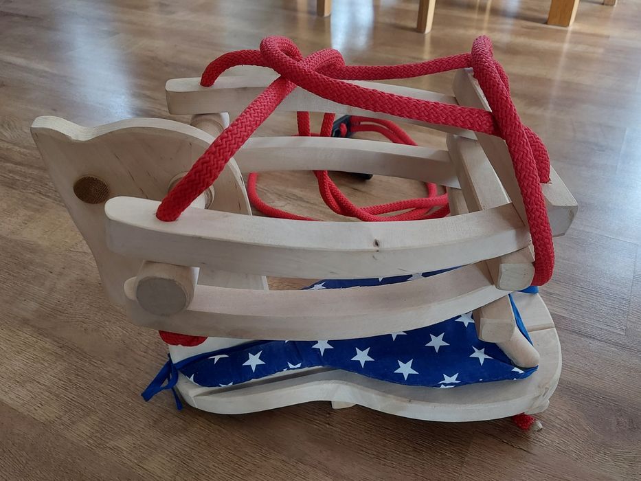 Huśtawka drewniana dla małego dziecka