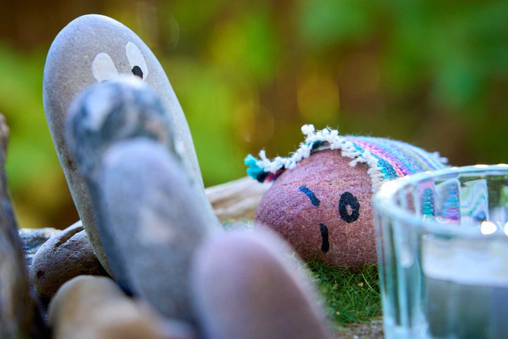 Dekoracja, świecznik z kamieni na plastrze drewna