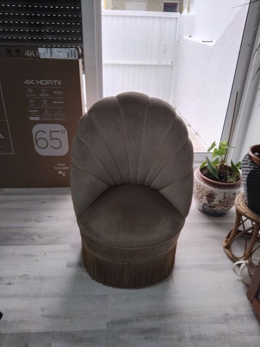 Poitrona beij para  quarto em bom estado