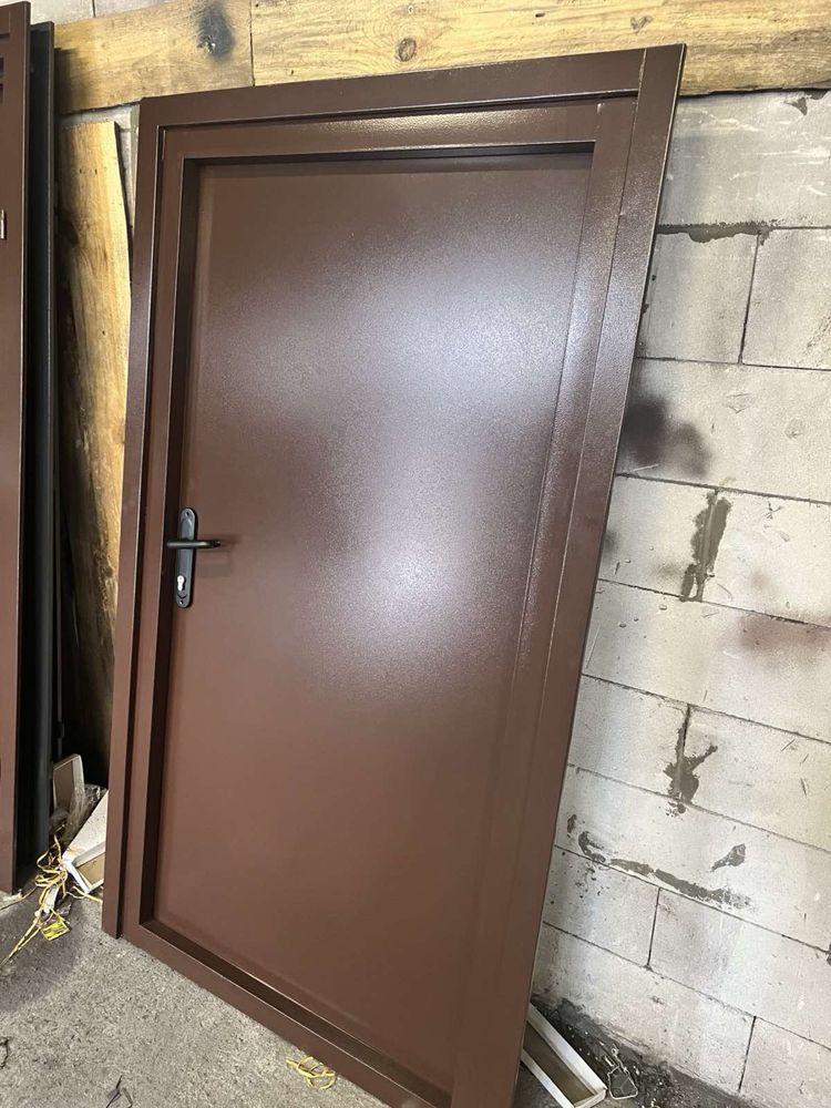 Металеві двері для підвалу з підвищеною стійкістю до вологи