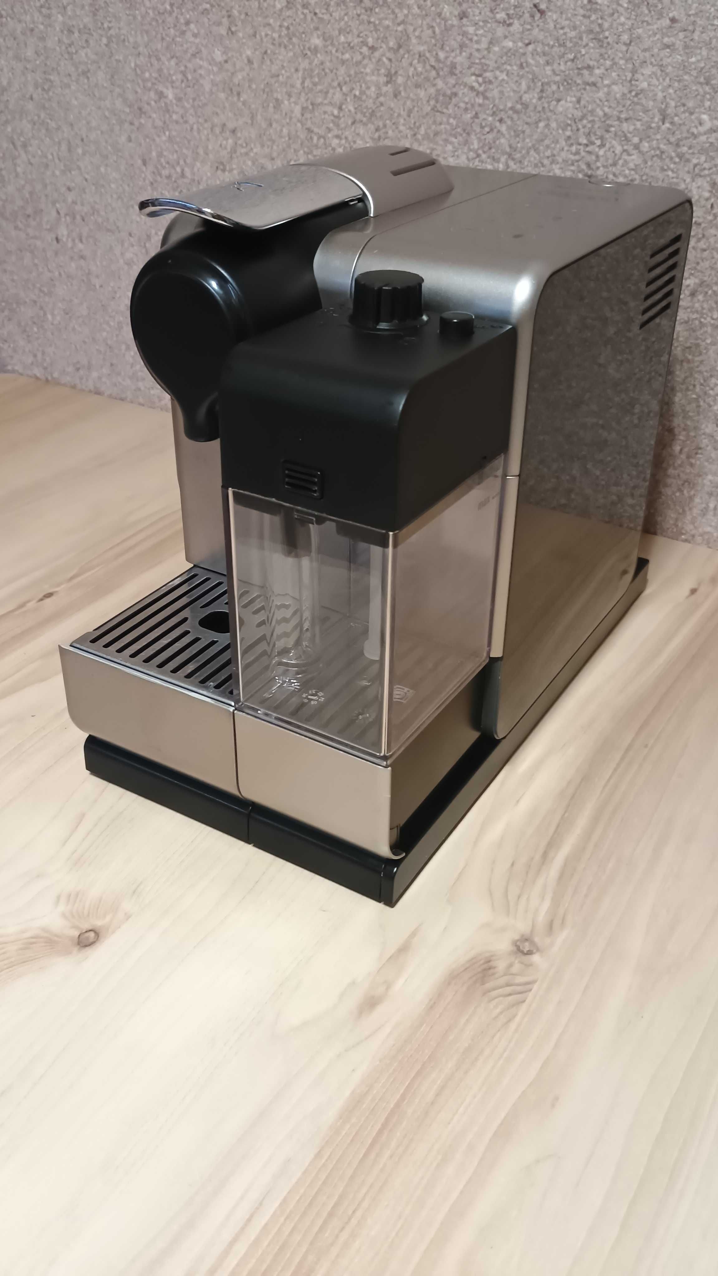 Капсульная кофемашина  Nespresso Lattissima Touch EN560 с молочником