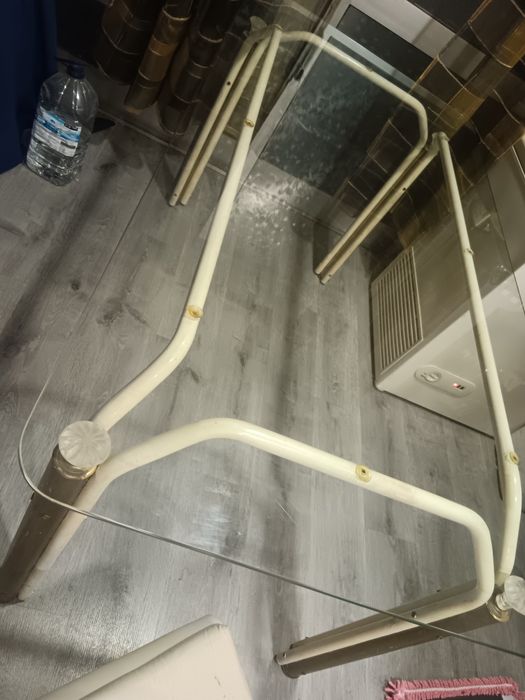 Mesa de vidro com cadeiras