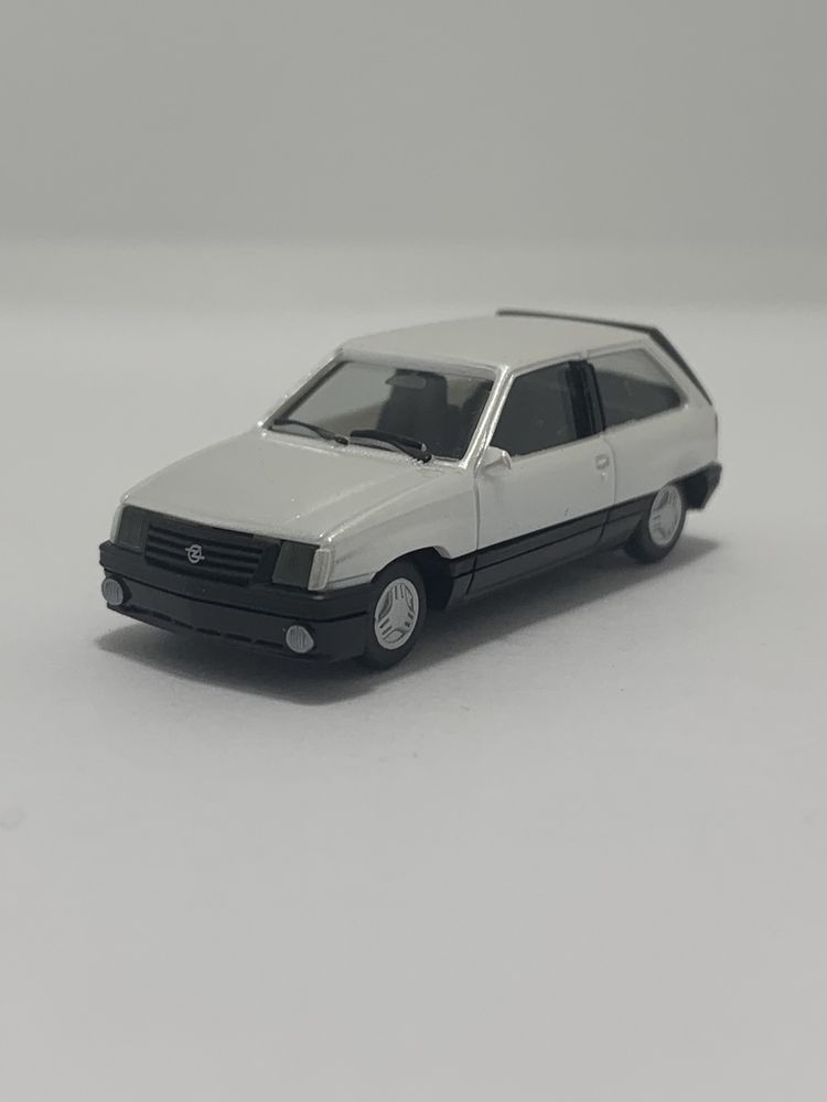 Opel Corsa SR da Herpa escala 1/87