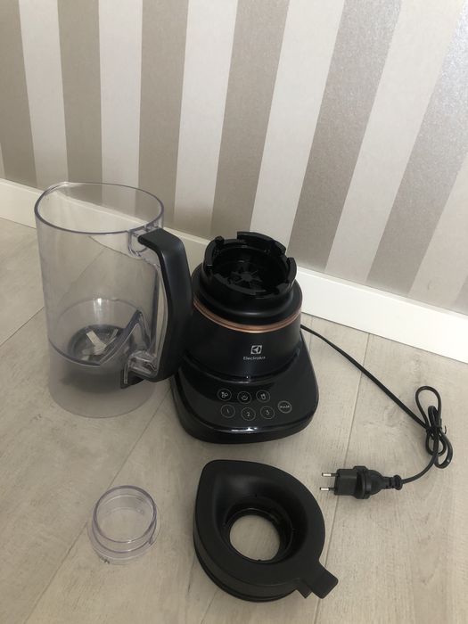 Electrolux E7TB-4GB блендер