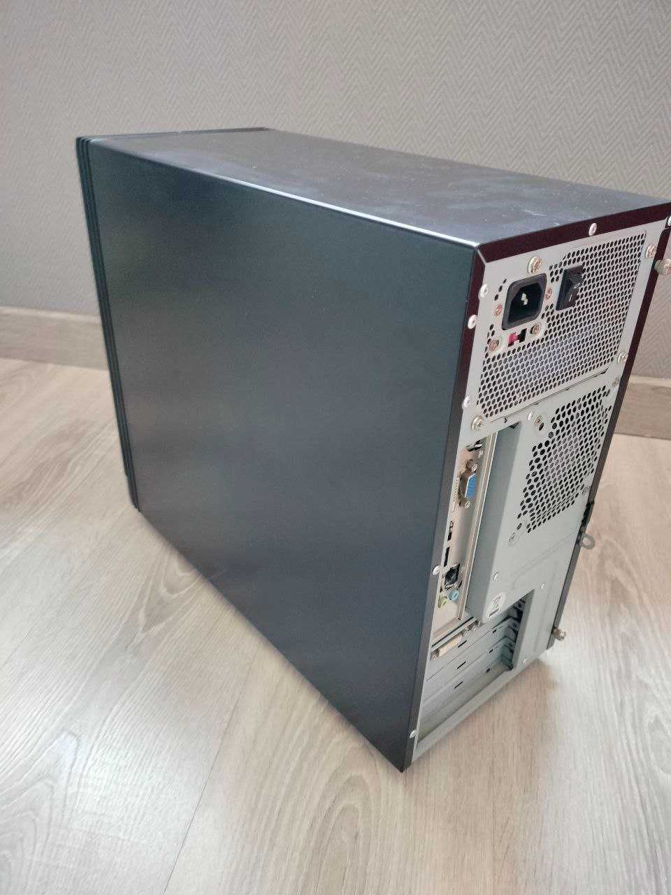 Computador desktop com monitor e sistema de som