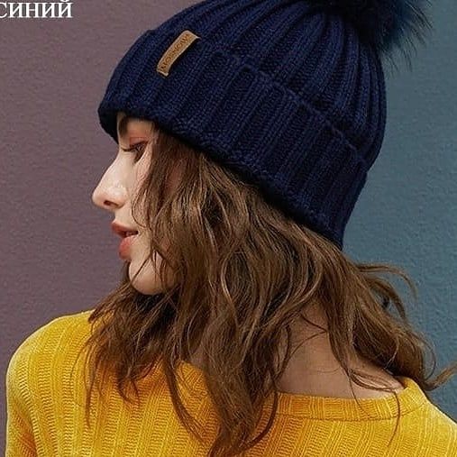 Вязаная шапка с меховым помпоном