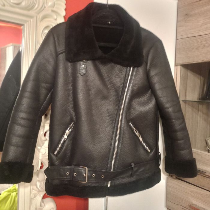 Damski krótki kożuszek ocieplany Ramoneska. Rozmiar S.