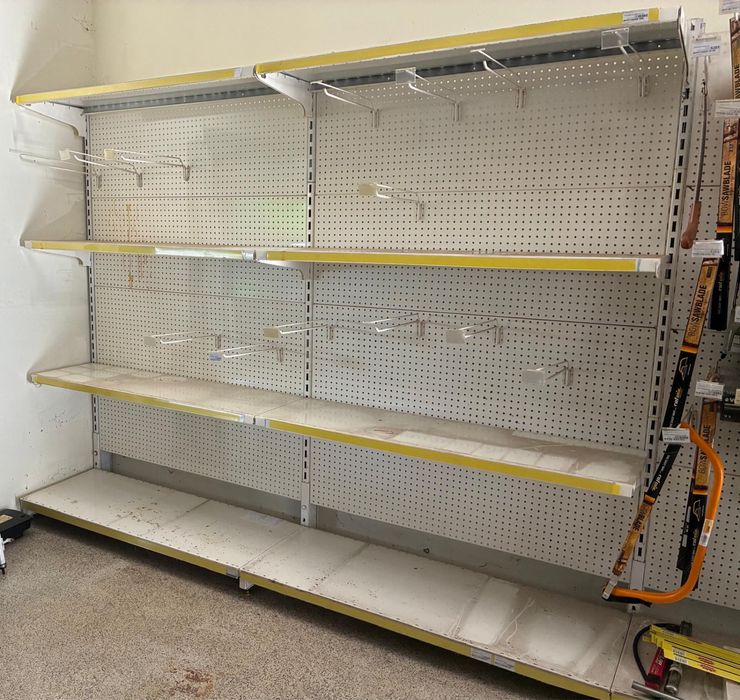 Estante com pendurais