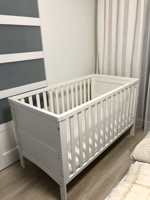 Łóżeczko niemowlęce z materacem