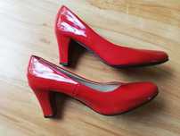Czerwone buty lakierowane na obcasie rozmiar 40
