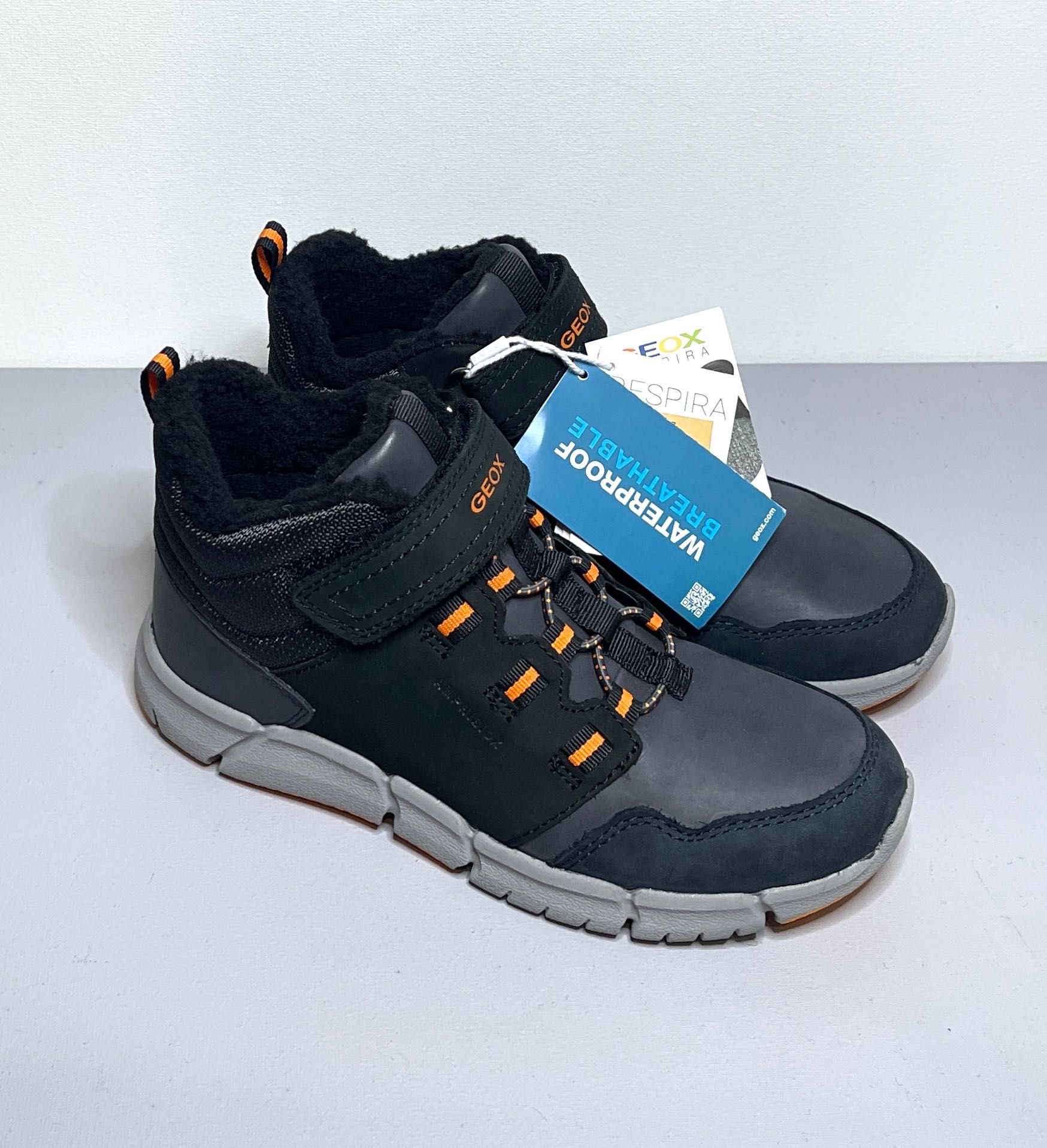 Нові дитячі черевики Geox, 33