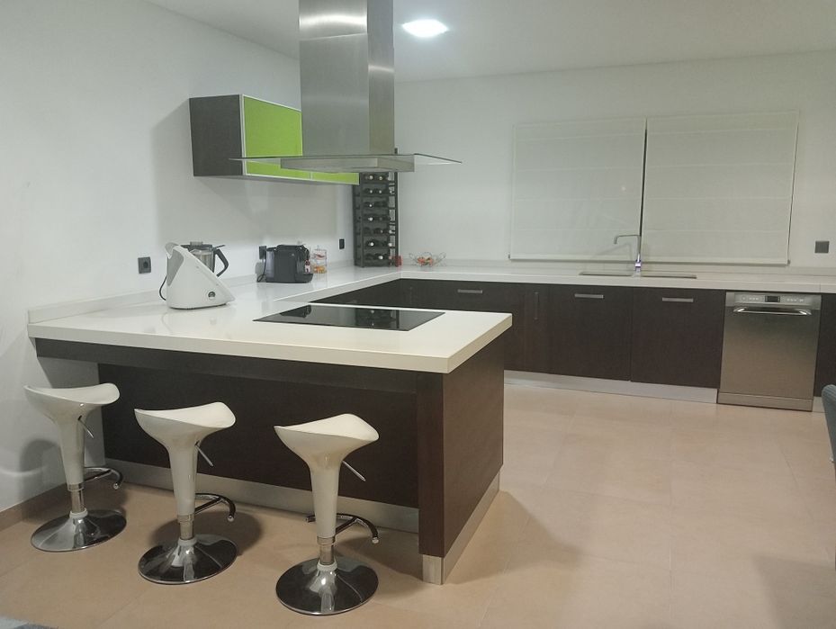 Cozinha moderna em chapa marítima e silestone