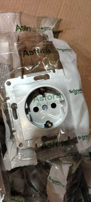 електрична розетка із заземлюючим контактом серії Asfora 100