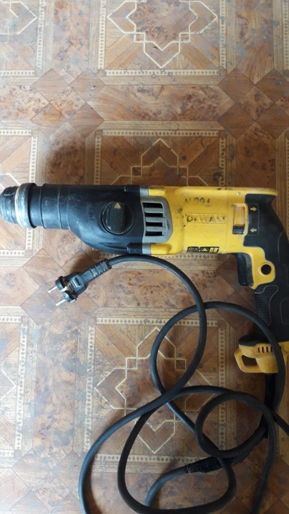 Перфоратор DeWALT 900Вт