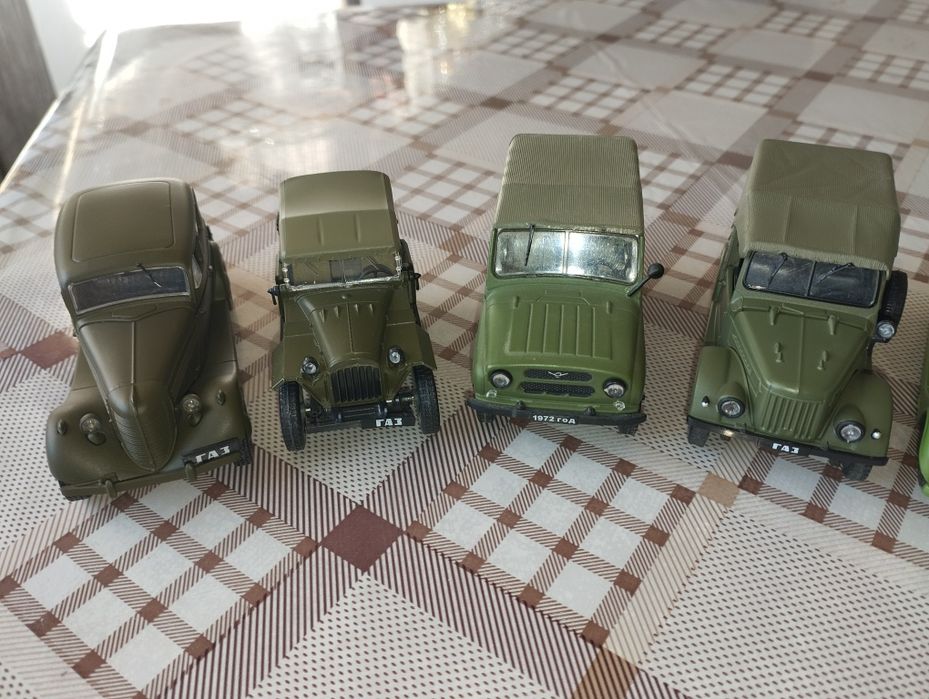 Колекційні машинки у масштабі 1/43