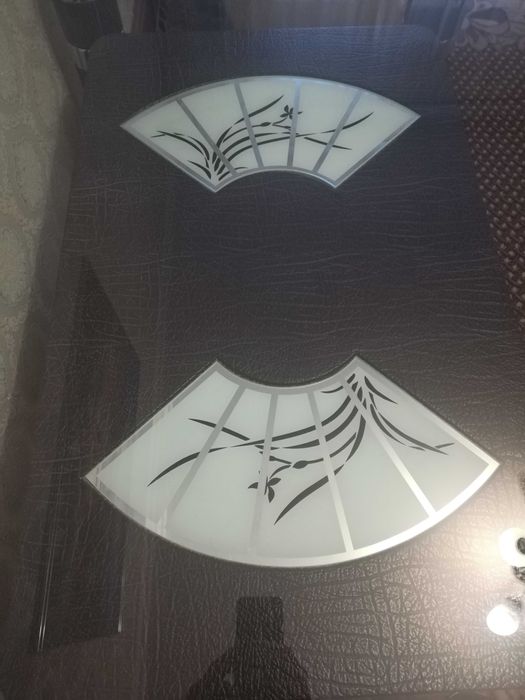 Скляний обідній стіл