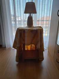 Mesa camilha com toalha e candieiro