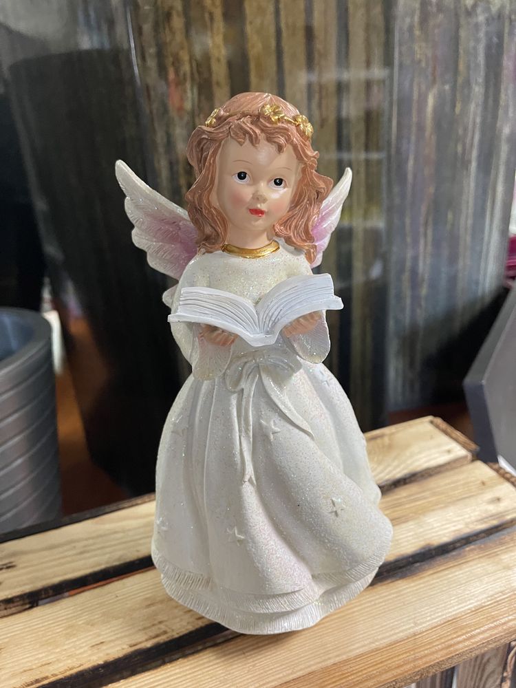 Figurka anioła z książką