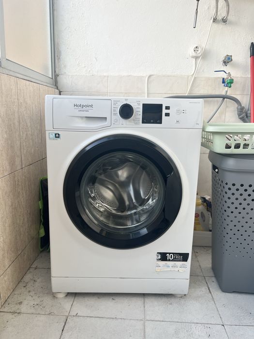Maquina de lavar roupa com pouco uso.