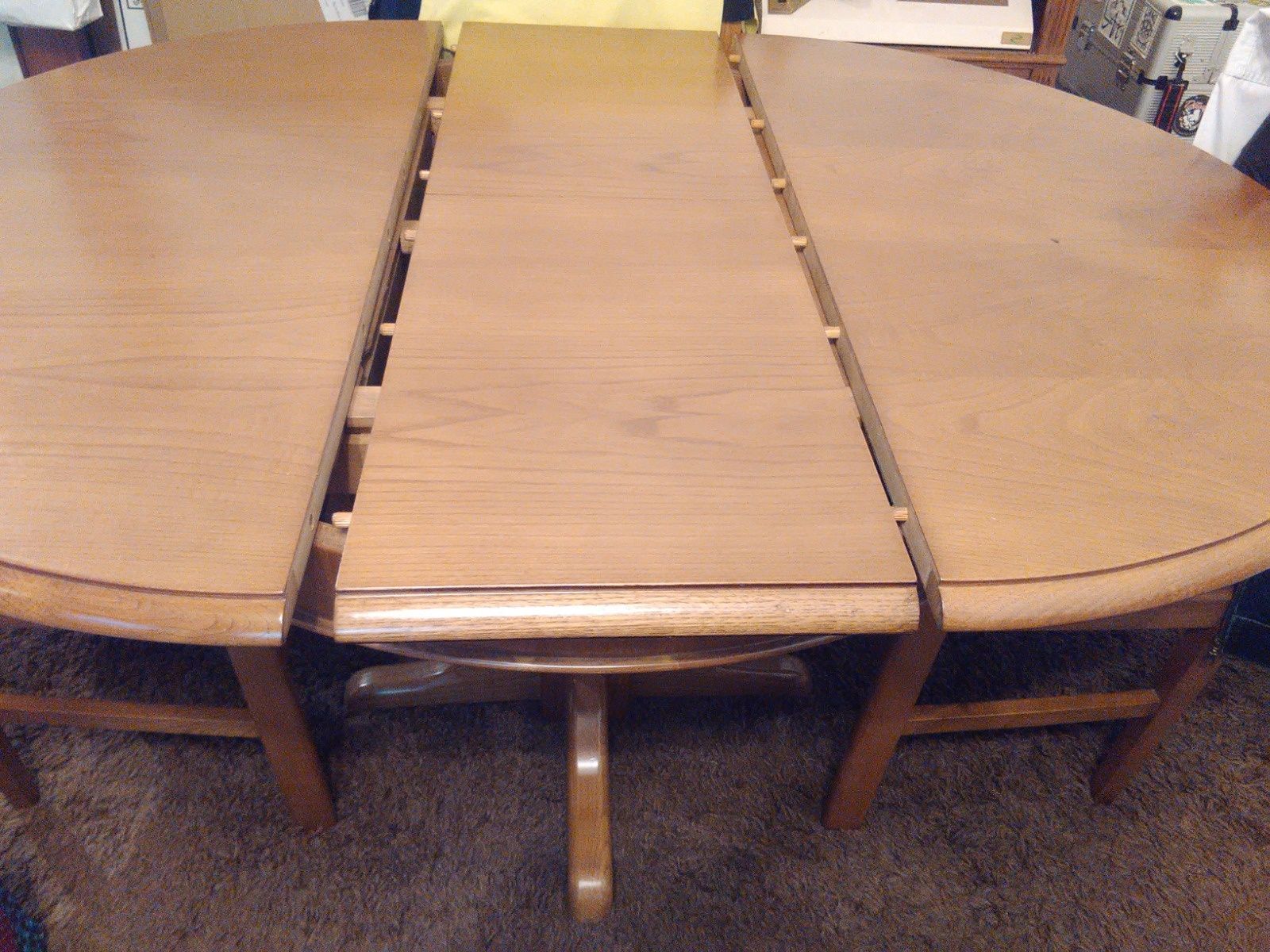 Mobília de sala com mesa e cadeiras