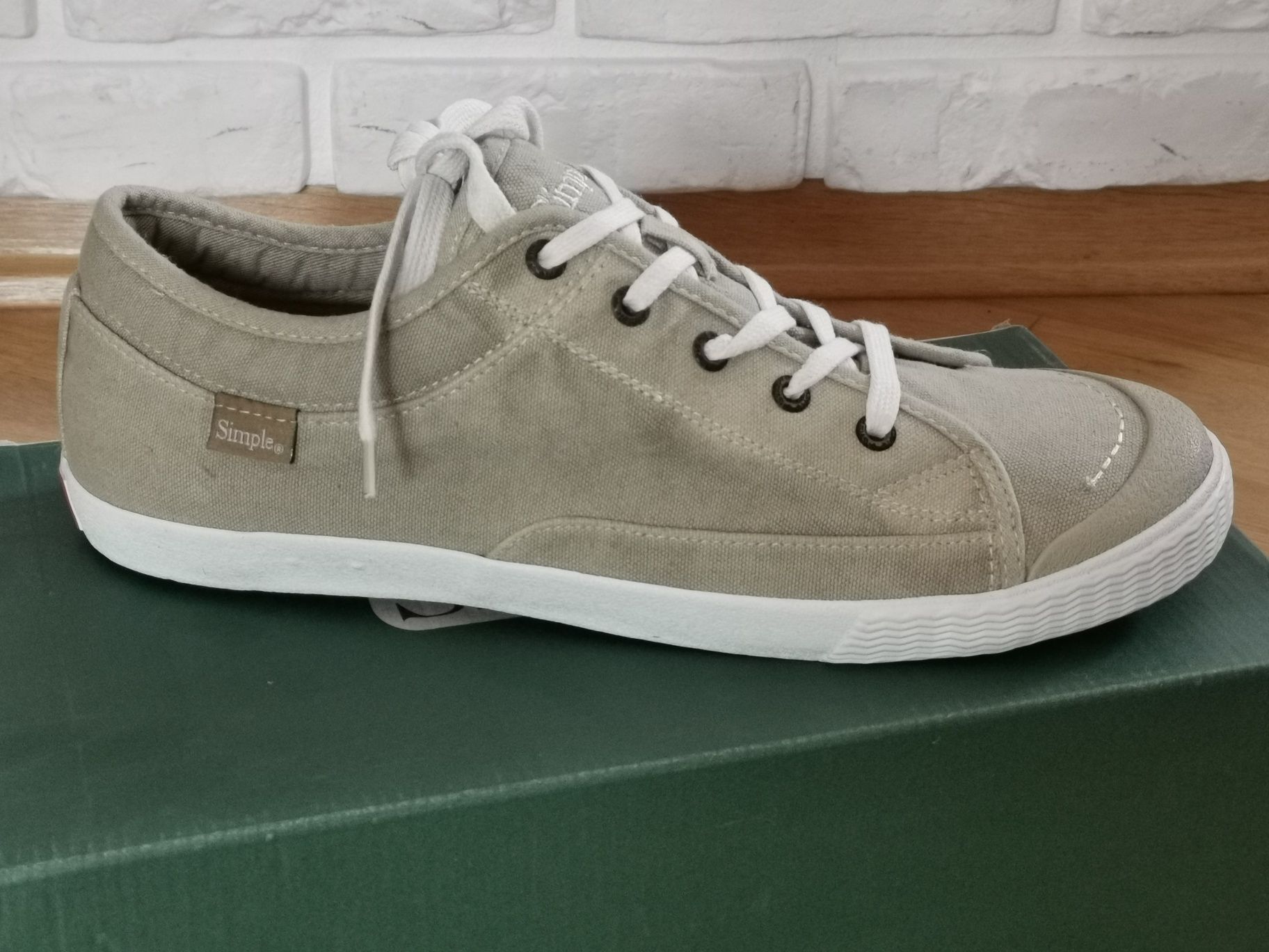 Nowe trampki Simple rozmiar 44