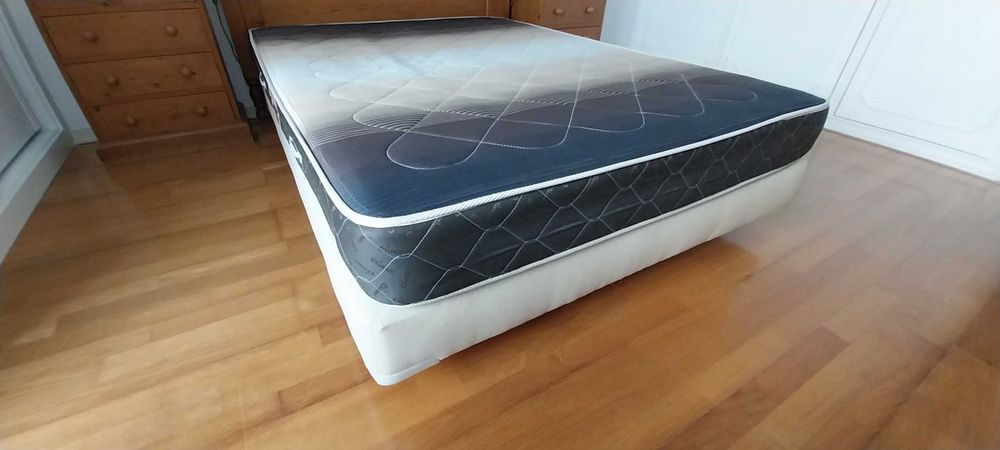 Sommier madeira revestido a tecido com pés + Colchão de molas