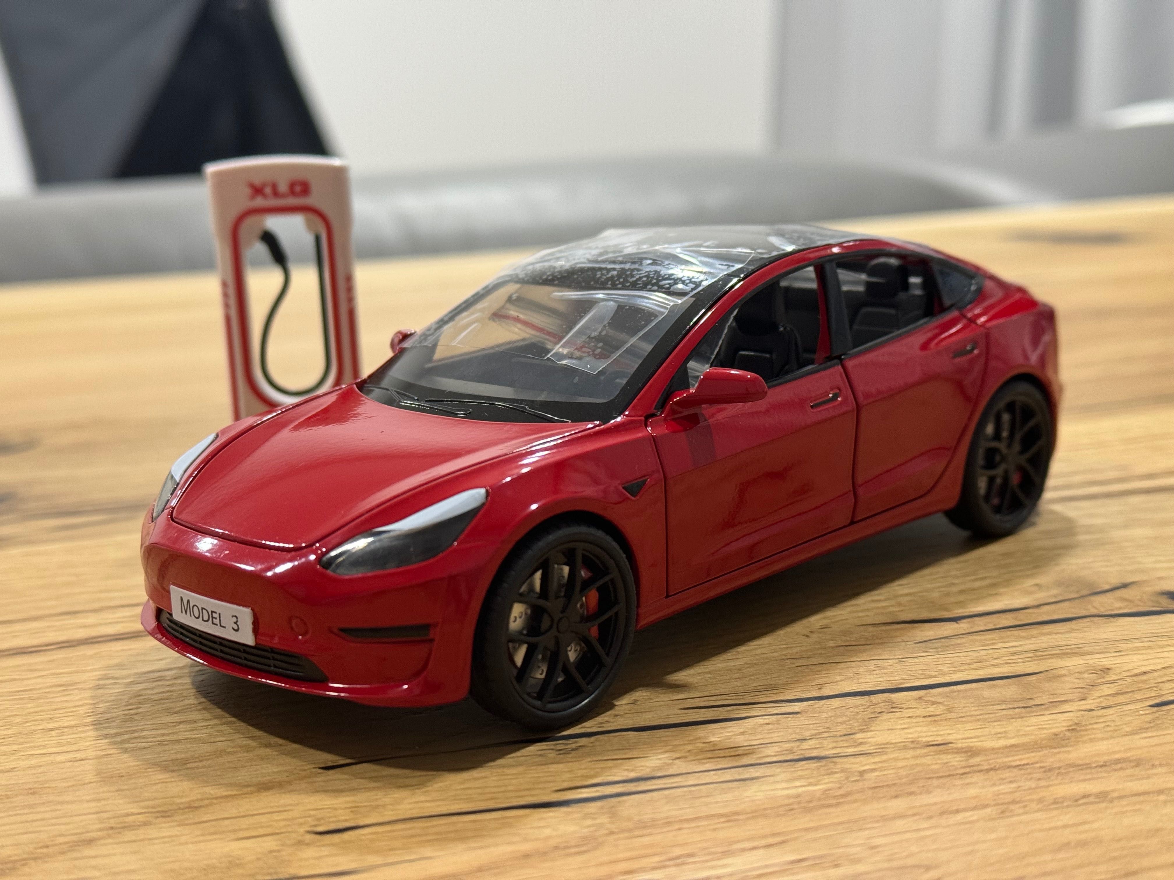 Моделька игрушка Tesla Model 3 (1:24)