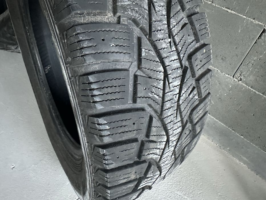 Продам зимову ризину 215/65 R16