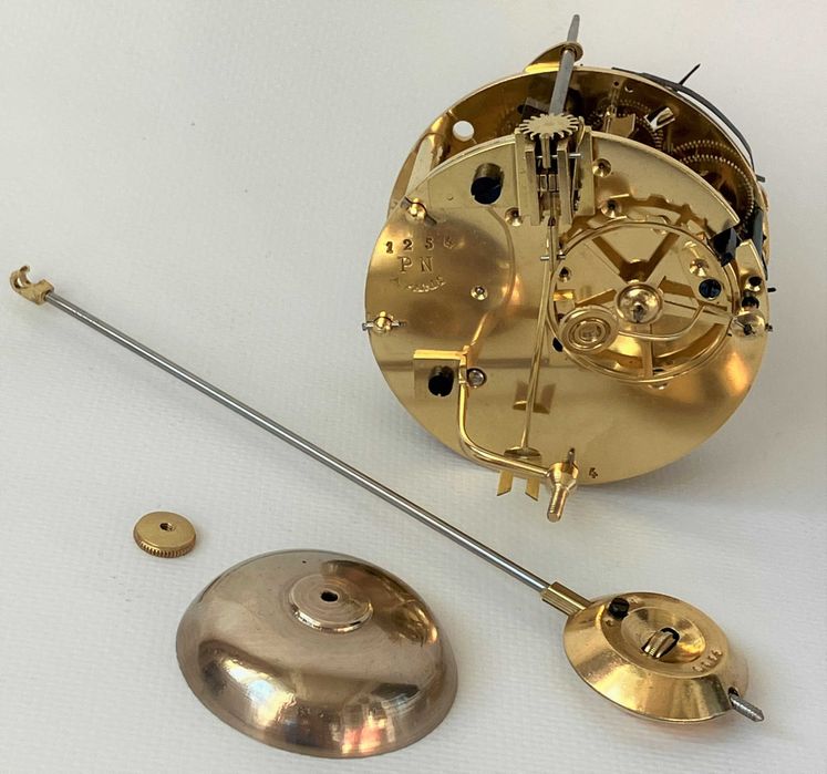 Камінний бронзовий в позолоті годинник XIX століття в стилі Луї XVI