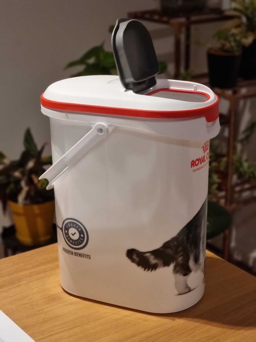 Novo balde com tampa para ração Royal Canin