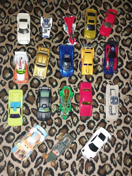 Металевий контейнер з 18 машинками.