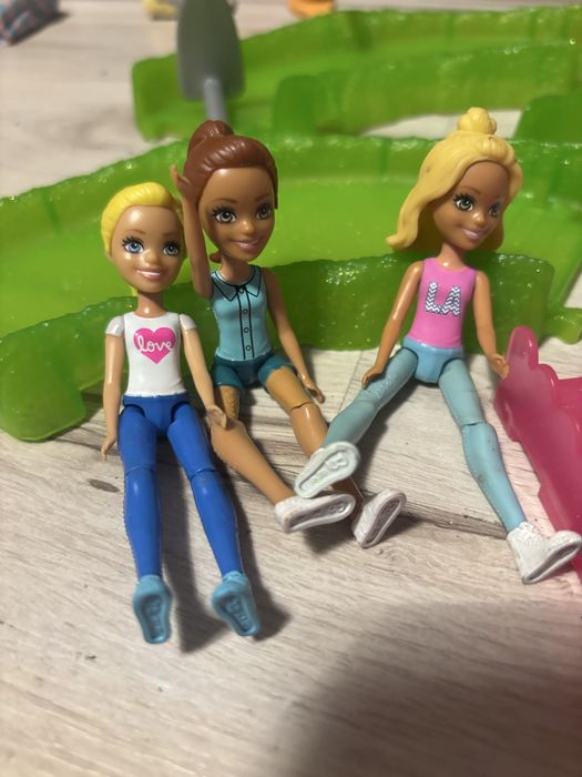 Barbie tor, uzywany z 3 lalkami i 3 autkami na zjdeciu są 4 zestawy .