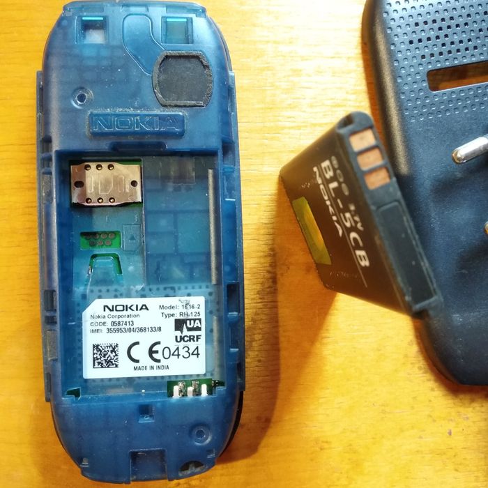 Телефон и зарядное устройство