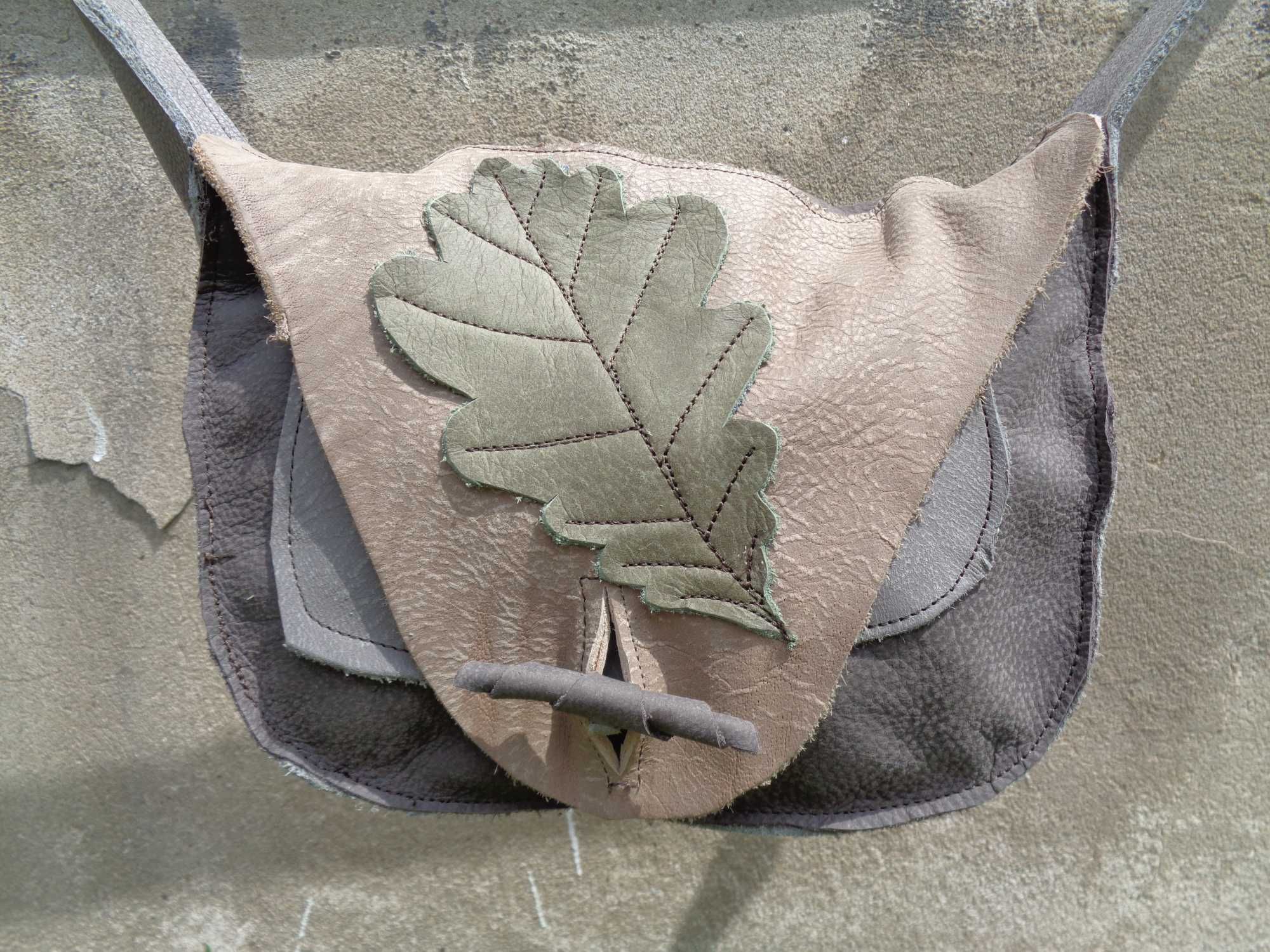 Artystyczna mała skórzana torebka z liściem. Handmade