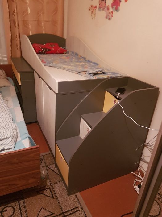 Дитяче ліжко майже не користьване