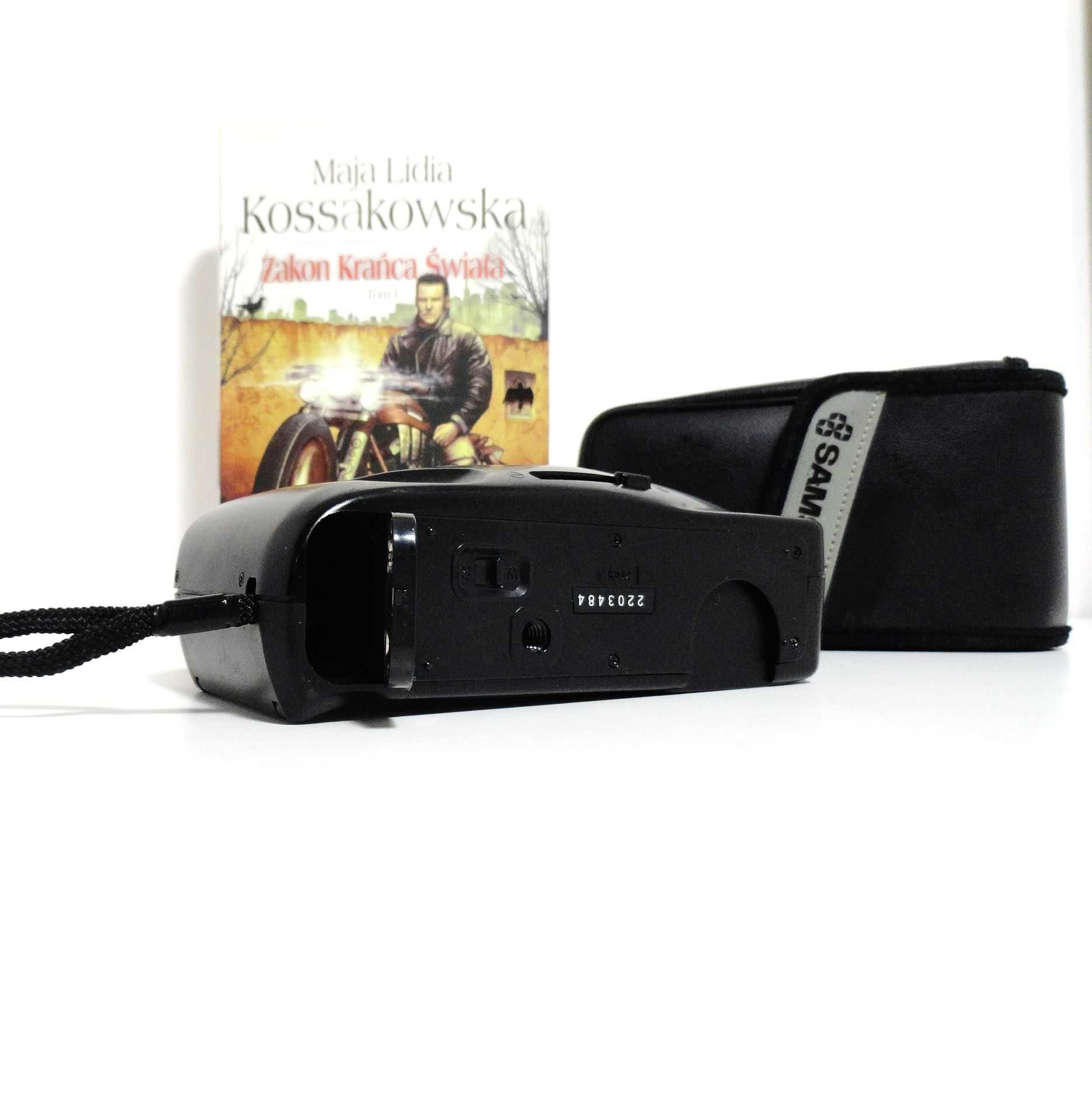 Kompaktowy analogowy aparat fotograficzny Samsung SF-100 z futerałem