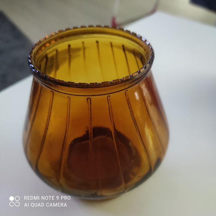 Wazon szklany wazonik miodowo-bursztynowy, szkło PRL