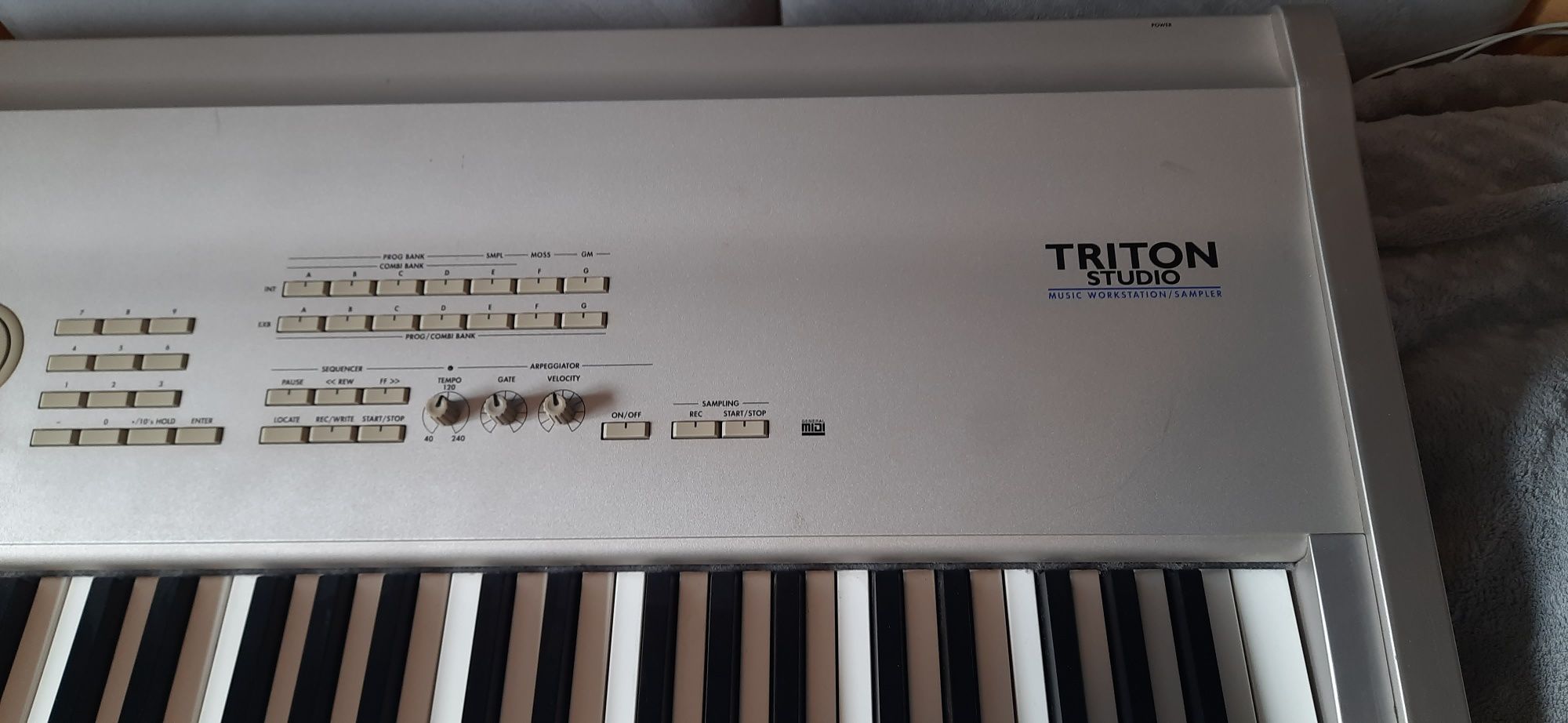 Keyboard, Korg Triton Studio Music Workstation / Sample