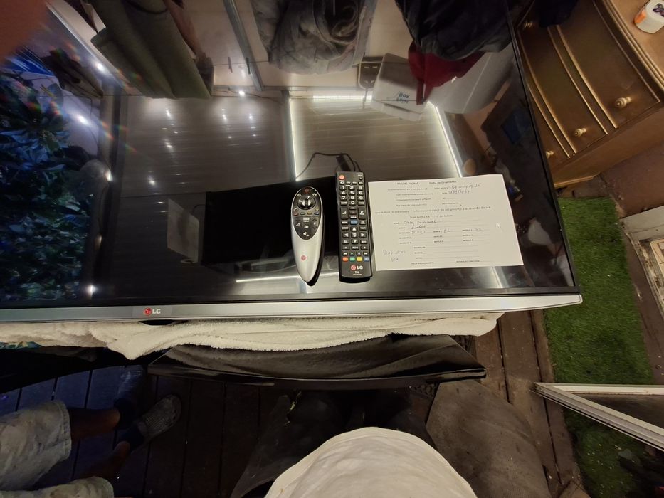 Televisão 3D lj com 2 comandos