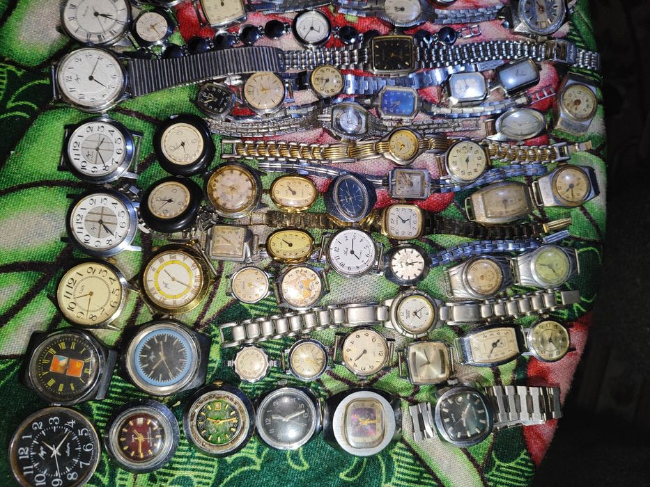 Різні механі годинники