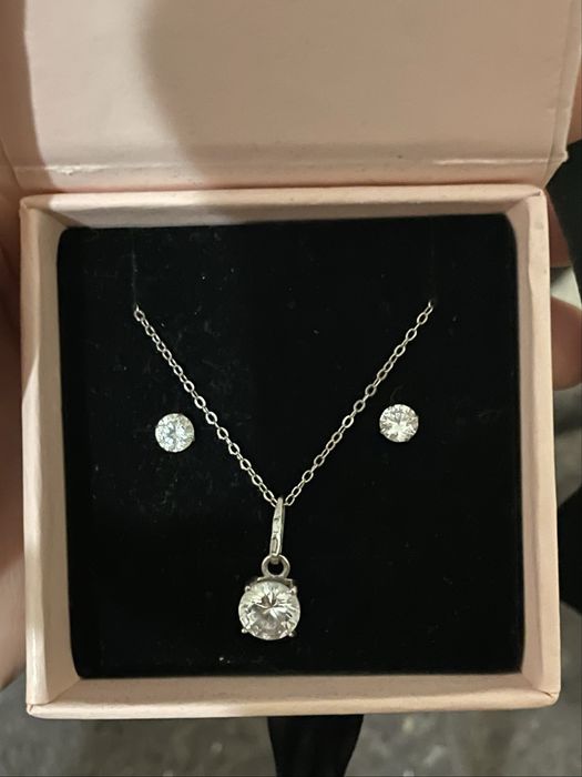 Набір срібних прикрас ,сережок та колье