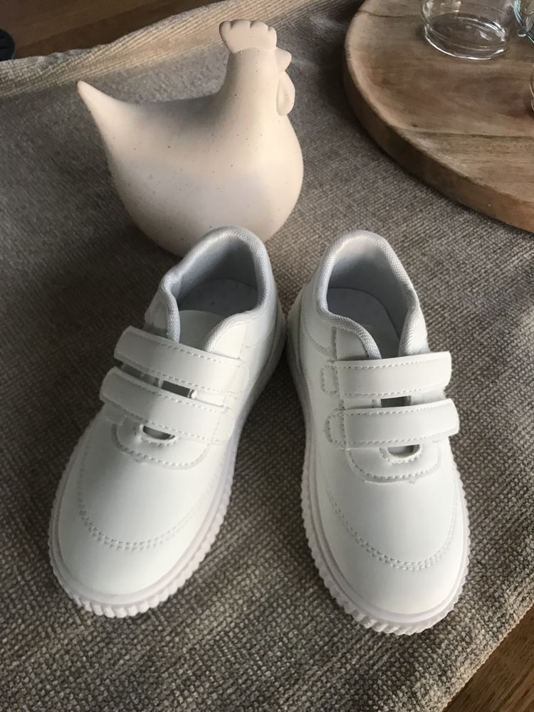 Białe buty sportowe