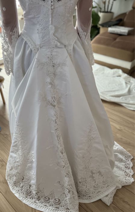 Suknia ślubna z trenem oraz diademem