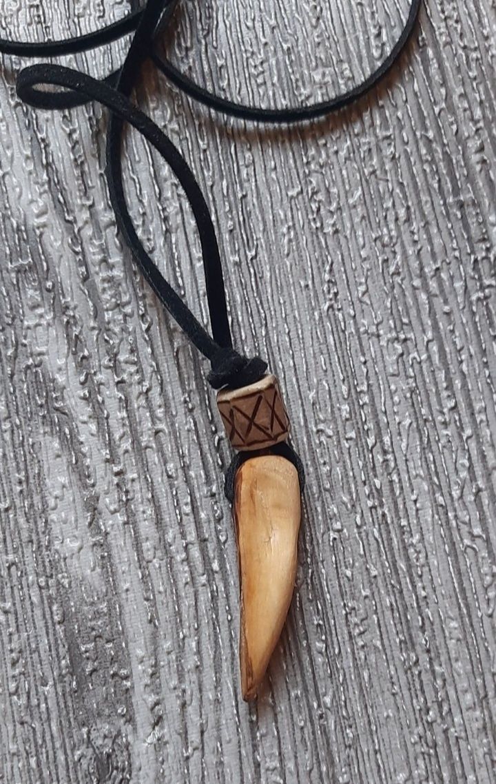 Naszyjnik wisiorek słowiański drewniany kieł