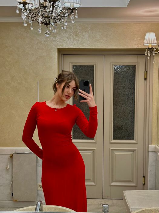 Червона вечірня сукня