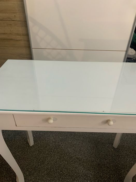 Stolik do toaletki z szybą