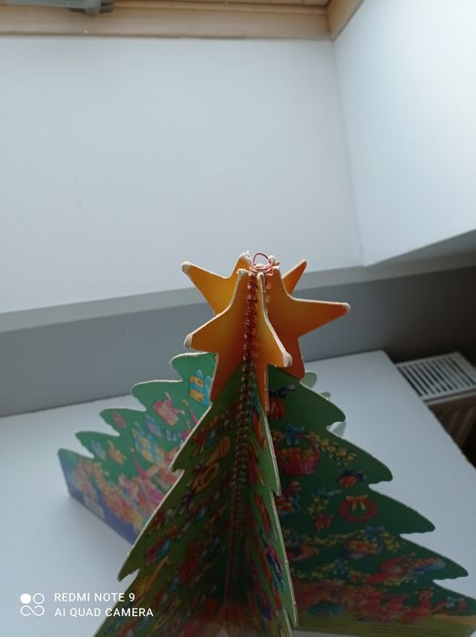 Książka dla dzieci w kształcie choinki