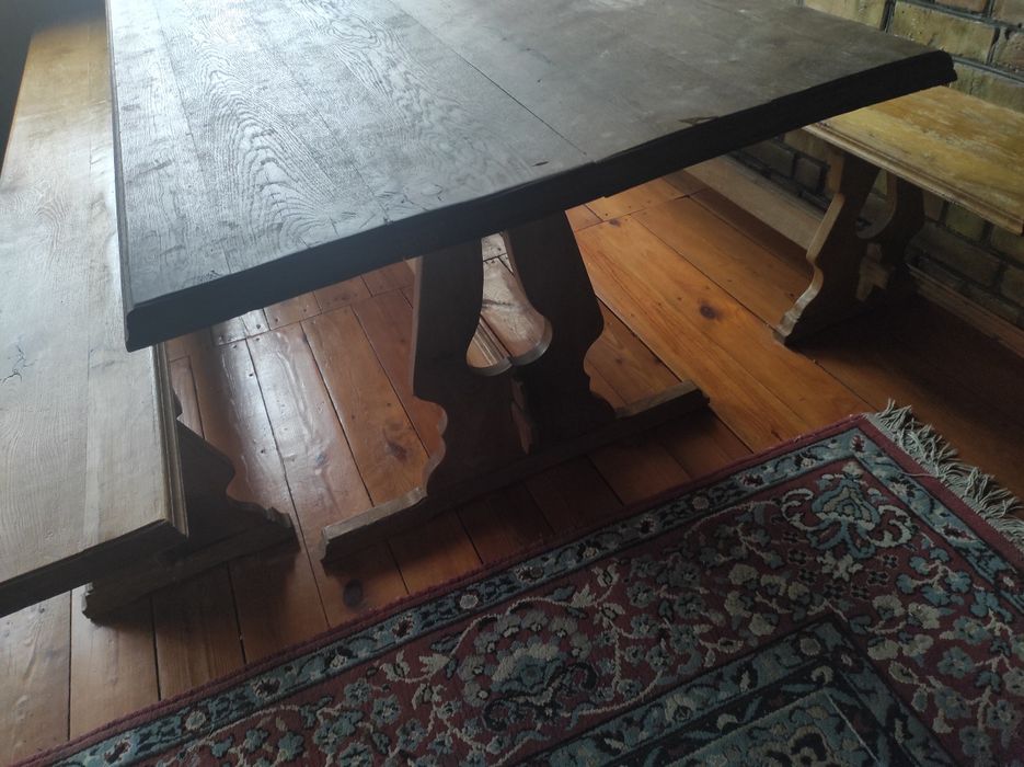 Дубовий стіл ручної роботи.