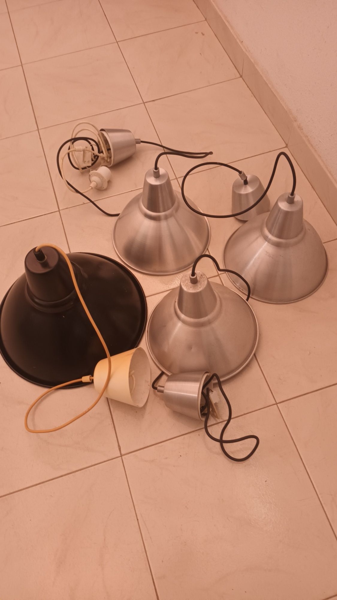Candeeiros ikea 3 cinza e um preto