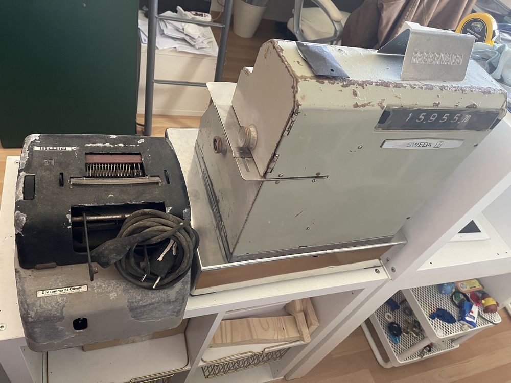 Caixa registadora antiga e calculadora Olivetti